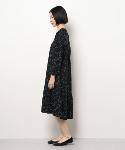 BELLUNA PLUS（ベルーナ）の「ティアードデザインフレアーワンピース（ワンピース・レディース・ラベンダー/イエロー/チャコール/ドット・MEDIUM/X-LARGE/LARGE）」の22枚目の写真