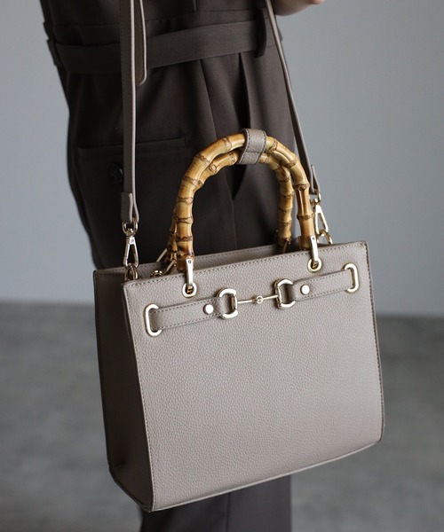 GUSCIO（グッシオ）の「【グッシオゴールド】バンブーハンドルスクエア２WAYトートバッグ　ビット金具デザイン エレガンス（トートバッグ・レディース・ブラック/ベージュ/オレンジ/グリーン・FREE）」の3枚目の写真