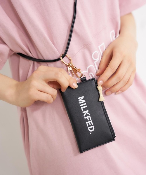 MILKFED.(ミルクフェド)の「STENCIL LOGO STRAP MULTI CASE(財布・レディース・ブラック/ブラウン/ライトピンク・ONE SIZE)」の1枚目の写真