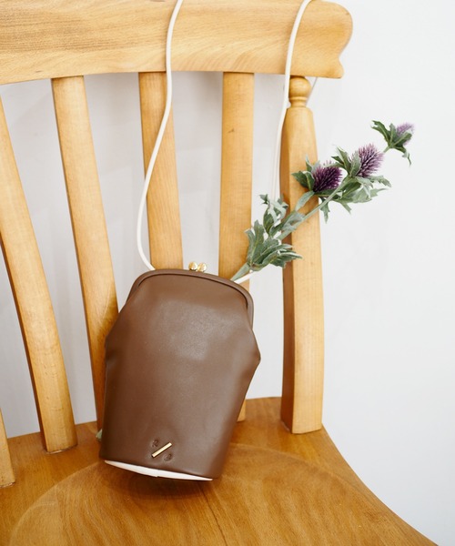 R/b nestle to BEAURE（アールビー）の「Rb ２tone 縦長ガマ口 Mobile Shoulder（ショルダーバッグ・レディース・ブラウン/ブラック/ベージュ/アイボリー・FREE）」の3枚目の写真