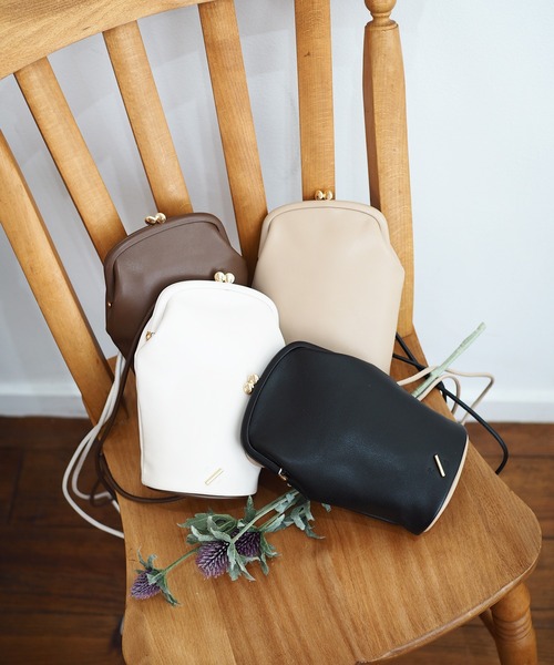 R/b nestle to BEAURE（アールビー）の「Rb ２tone 縦長ガマ口 Mobile Shoulder（ショルダーバッグ・レディース・ブラウン/ブラック/ベージュ/アイボリー・FREE）」の9枚目の写真