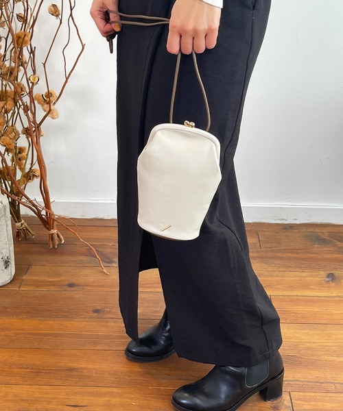 R/b nestle to BEAURE（アールビー）の「Rb ２tone 縦長ガマ口 Mobile Shoulder（ショルダーバッグ・レディース・ブラウン/ブラック/ベージュ/アイボリー・FREE）」の7枚目の写真