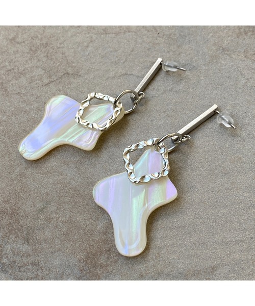 tone(トーン)の「【-lensa-】オーロラチャームのシンプルピアス(MA)(ピアス(両耳用)・レディース・その他・FREE)」の1枚目の写真