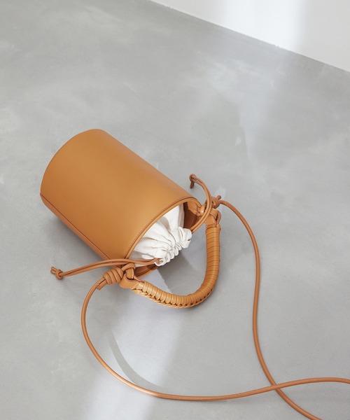 ROPE'(ロペ)の「ブレイドハンドルバケットミニショルダーバッグ(ショルダーバッグ・レディース・ブラック/キャメル・FREE)」の1枚目の写真