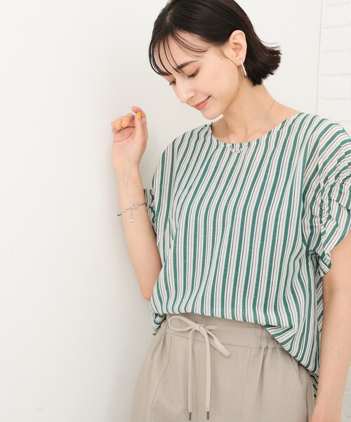 SHOO・LA・RUE（シューラルー）の「◆袖フリルVネックブラウス（シャツ/ブラウス・レディース・ダークグリーン系2/ネイビー系2/レッド系4・02/03）」の2枚目の写真