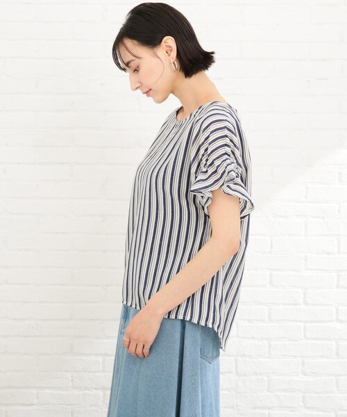 SHOO・LA・RUE（シューラルー）の「◆袖フリルVネックブラウス（シャツ/ブラウス・レディース・ダークグリーン系2/ネイビー系2/レッド系4・02/03）」の5枚目の写真