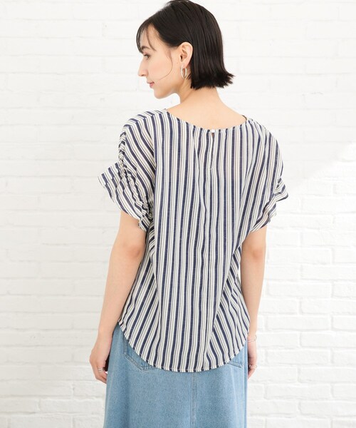 SHOO・LA・RUE（シューラルー）の「◆袖フリルVネックブラウス（シャツ/ブラウス・レディース・ダークグリーン系2/ネイビー系2/レッド系4・02/03）」の6枚目の写真