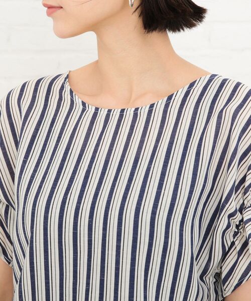 SHOO・LA・RUE（シューラルー）の「◆袖フリルVネックブラウス（シャツ/ブラウス・レディース・ダークグリーン系2/ネイビー系2/レッド系4・02/03）」の7枚目の写真