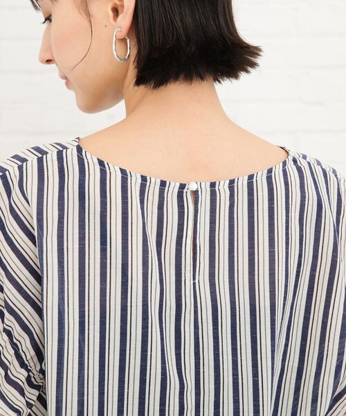 SHOO・LA・RUE（シューラルー）の「◆袖フリルVネックブラウス（シャツ/ブラウス・レディース・ダークグリーン系2/ネイビー系2/レッド系4・02/03）」の8枚目の写真