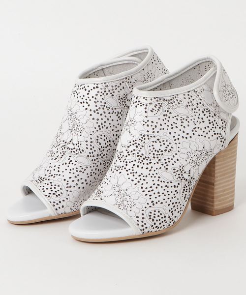 Jeffrey Campbell（ジェフリーキャンベル）の「パンチングサンダル（サンダル・レディース・ホワイト/ブラック/ブラウン・36/38/37/39/35）」の2枚目の写真