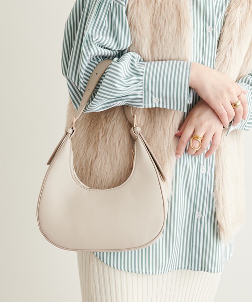 natural couture(ナチュラルクチュール)の「2022AWアイテム/丸みのあるシルエットがかわいい ワンハンドルハーフラウンドバッグ(ショルダーバッグ・レディース・ベージュ/ピンク/ブラック/グリーン・FREE)」の3枚目の写真