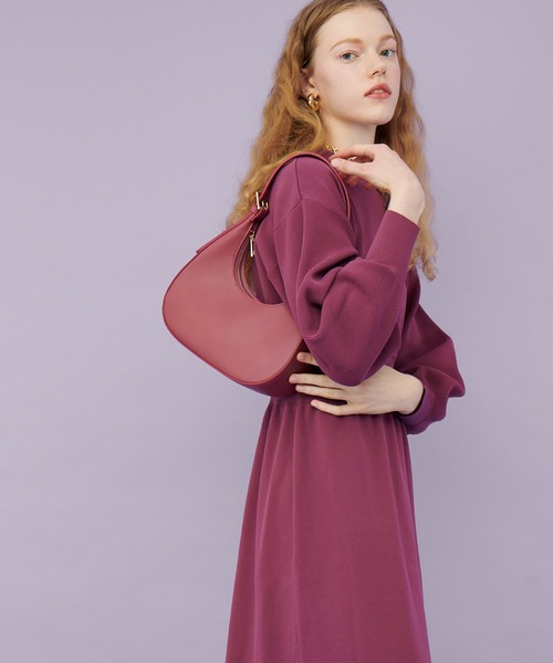 natural couture(ナチュラルクチュール)の「2022AWアイテム/丸みのあるシルエットがかわいい ワンハンドルハーフラウンドバッグ(ショルダーバッグ・レディース・ベージュ/ピンク/ブラック/グリーン・FREE)」の4枚目の写真