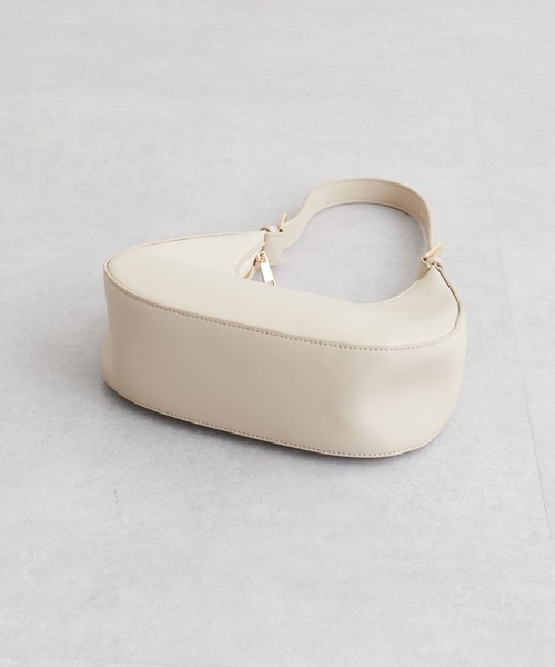 natural couture(ナチュラルクチュール)の「2022AWアイテム/丸みのあるシルエットがかわいい ワンハンドルハーフラウンドバッグ(ショルダーバッグ・レディース・ベージュ/ピンク/ブラック/グリーン・FREE)」の19枚目の写真