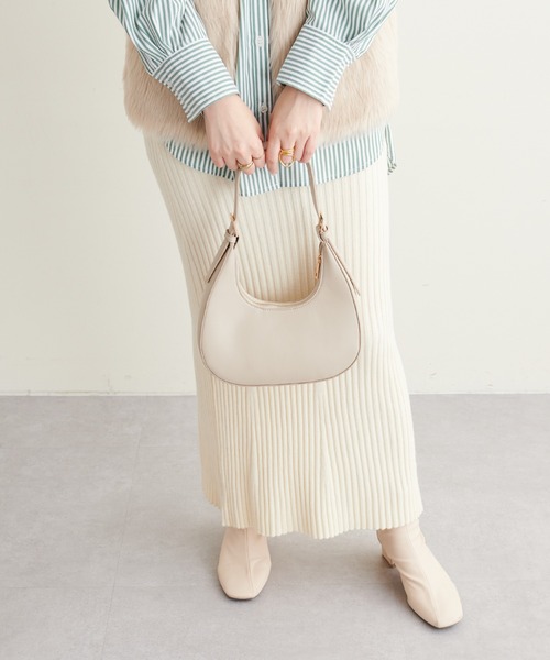 natural couture(ナチュラルクチュール)の「2022AWアイテム/丸みのあるシルエットがかわいい ワンハンドルハーフラウンドバッグ(ショルダーバッグ・レディース・ベージュ/ピンク/ブラック/グリーン・FREE)」の5枚目の写真