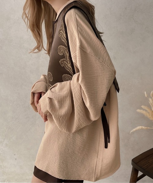 apres jour clair（アプレジュールクレア）の「【apres jour clair】袖ボリュームバンドカラーシャツ【ZOZOTOWN限定アイテム】（シャツ/ブラウス・レディース・アイボリー/ブラウン系その他/オフホワイト/ベージュ・フリー/X-LARGE）」の4枚目の写真