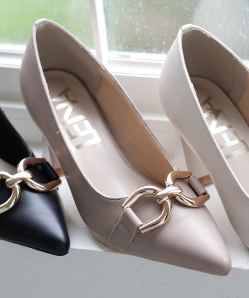 tocco closet（トッコ　クローゼット）の「ゴールドモチーフ付きフェイクレザー変形ヒールパンプス（パンプス・レディース・ブラック/グレイッシュベージュ/アイボリー・M/S/L/LL）」の3枚目の写真