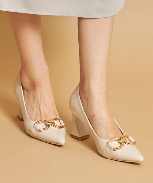 tocco closet（トッコ　クローゼット）の「ゴールドモチーフ付きフェイクレザー変形ヒールパンプス（パンプス・レディース・ブラック/グレイッシュベージュ/アイボリー・M/S/L/LL）」の2枚目の写真