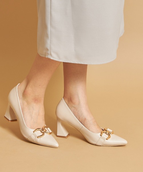 tocco closet（トッコ　クローゼット）の「ゴールドモチーフ付きフェイクレザー変形ヒールパンプス（パンプス・レディース・ブラック/グレイッシュベージュ/アイボリー・M/S/L/LL）」の8枚目の写真