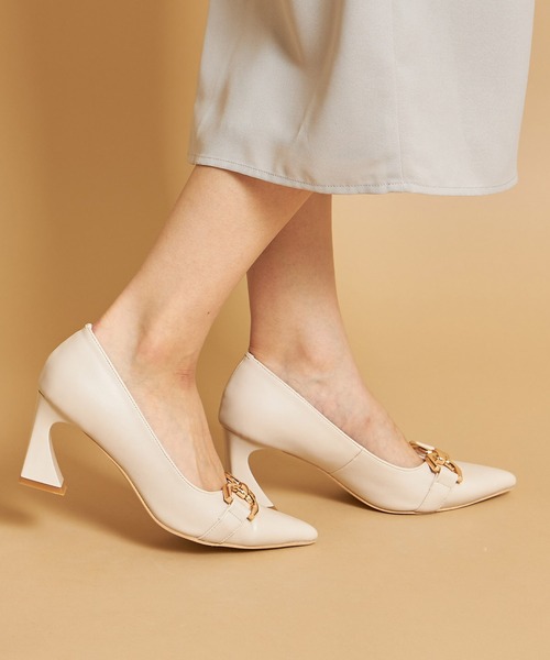 tocco closet（トッコ　クローゼット）の「ゴールドモチーフ付きフェイクレザー変形ヒールパンプス（パンプス・レディース・ブラック/グレイッシュベージュ/アイボリー・M/S/L/LL）」の9枚目の写真