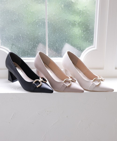 tocco closet（トッコ　クローゼット）の「ゴールドモチーフ付きフェイクレザー変形ヒールパンプス（パンプス・レディース・ブラック/グレイッシュベージュ/アイボリー・M/S/L/LL）」の5枚目の写真