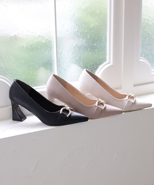 tocco closet（トッコ　クローゼット）の「ゴールドモチーフ付きフェイクレザー変形ヒールパンプス（パンプス・レディース・ブラック/グレイッシュベージュ/アイボリー・M/S/L/LL）」の6枚目の写真