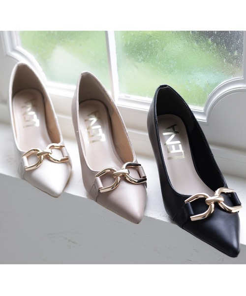 tocco closet（トッコ　クローゼット）の「ゴールドモチーフ付きフェイクレザー変形ヒールパンプス（パンプス・レディース・ブラック/グレイッシュベージュ/アイボリー・M/S/L/LL）」の4枚目の写真