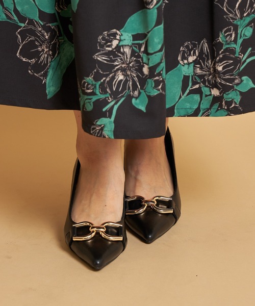 tocco closet（トッコ　クローゼット）の「ゴールドモチーフ付きフェイクレザー変形ヒールパンプス（パンプス・レディース・ブラック/グレイッシュベージュ/アイボリー・M/S/L/LL）」の11枚目の写真
