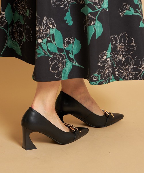tocco closet（トッコ　クローゼット）の「ゴールドモチーフ付きフェイクレザー変形ヒールパンプス（パンプス・レディース・ブラック/グレイッシュベージュ/アイボリー・M/S/L/LL）」の13枚目の写真