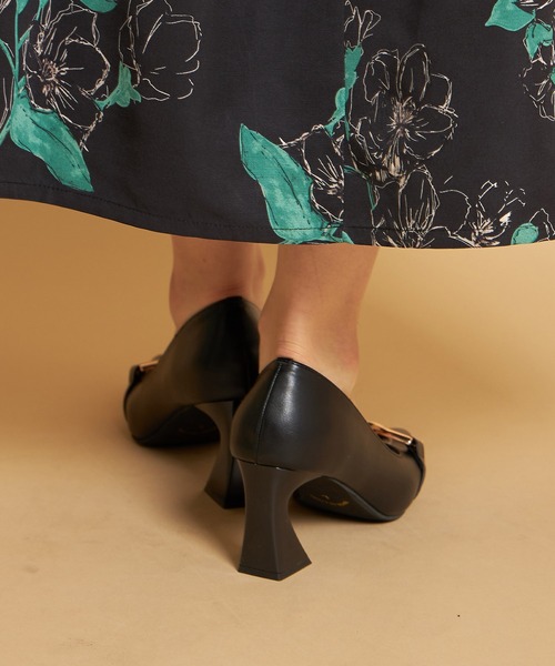 tocco closet（トッコ　クローゼット）の「ゴールドモチーフ付きフェイクレザー変形ヒールパンプス（パンプス・レディース・ブラック/グレイッシュベージュ/アイボリー・M/S/L/LL）」の14枚目の写真