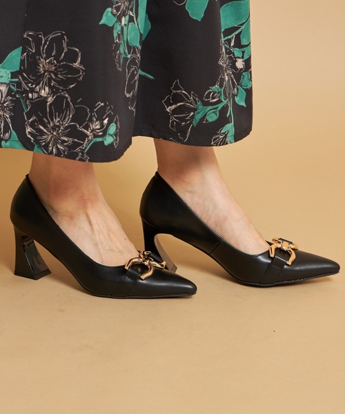 tocco closet（トッコ　クローゼット）の「ゴールドモチーフ付きフェイクレザー変形ヒールパンプス（パンプス・レディース・ブラック/グレイッシュベージュ/アイボリー・M/S/L/LL）」の12枚目の写真