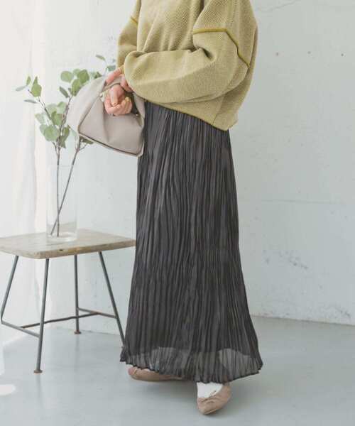 ITEMS URBANRESEARCH（アイテムズ アーバンリサーチ）の「シャイニープリーツスカート（スカート・レディース・ベージュ系その他/グリーン系その他/チャコールグレー・FREE）」の2枚目の写真