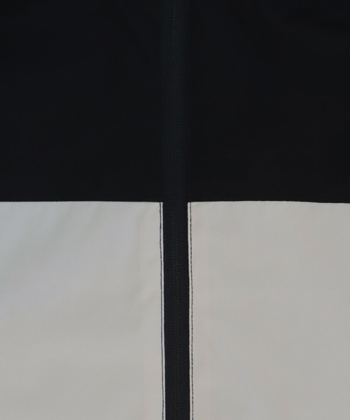 libelle more(リベル モア)の「《防風・撥水加工》軽量、配色使いマウンテンパーカー(マウンテンパーカー・レディース・グレイッシュベージュ/アイボリー/チャコールグレー・L/M)」の16枚目の写真