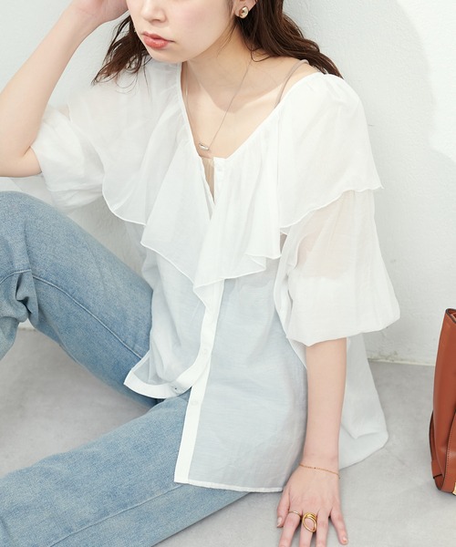 natural couture(ナチュラルクチュール)の「Vあきフリルシアーブラウス(シャツ/ブラウス・レディース・オフホワイト/ブラック/オレンジ・FREE)」の8枚目の写真