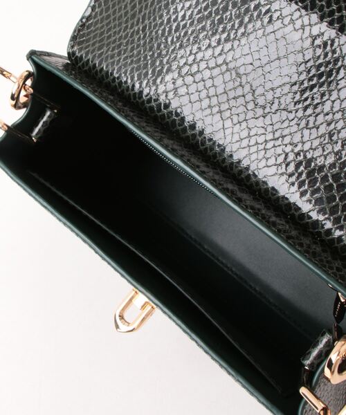 CHARLES & KEITH（チャールズ & キース）の「Tallulah タルーラ トラペーズトップハンドルバッグ（ハンドバッグ・レディース・ブラック/ダークグリーン/ベビーピンク・S）」の17枚目の写真