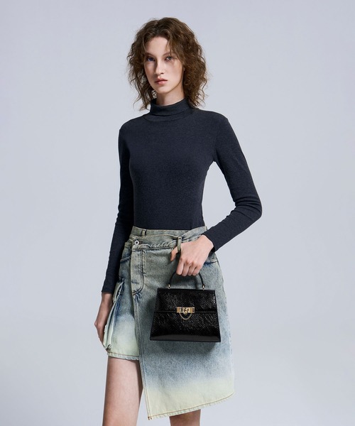 CHARLES & KEITH（チャールズ & キース）の「Tallulah タルーラ トラペーズトップハンドルバッグ（ハンドバッグ・レディース・ブラック/ダークグリーン/ベビーピンク・S）」の10枚目の写真