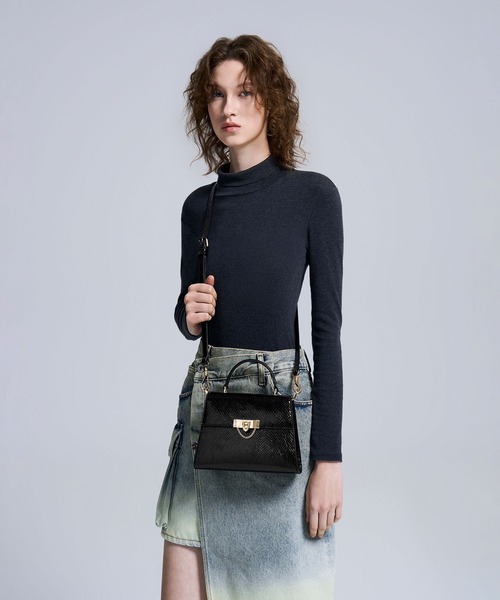 CHARLES & KEITH（チャールズ & キース）の「Tallulah タルーラ トラペーズトップハンドルバッグ（ハンドバッグ・レディース・ブラック/ダークグリーン/ベビーピンク・S）」の6枚目の写真