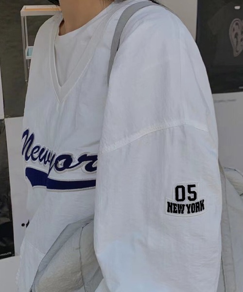PRIVATE BEACH(プライベートビーチ)の「ロゴ刺繍ユニフォーム裾ドローコードナイロントップス(ジャージ・レディース・ホワイト/ネイビー・FREE)」の9枚目の写真