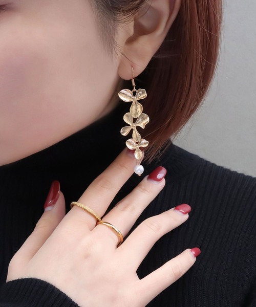blackdia ocean(ブラックダイヤオーシャン)の「blackdia ocean フラワースウェイピアス(ピアス(両耳用)・レディース・ゴールド/シルバー・FREE)」の3枚目の写真