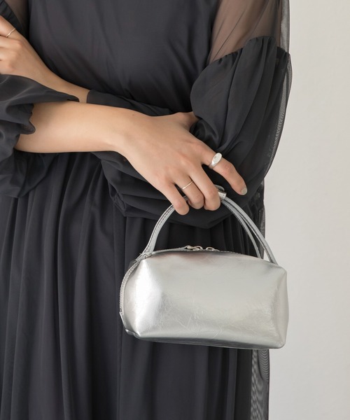 LAVEANGE（ラビアンジェ）の「カウレザーミニショルダーバッグ（ショルダーバッグ・レディース・シルバー/グレイッシュベージュ/ブラック・F）」の3枚目の写真