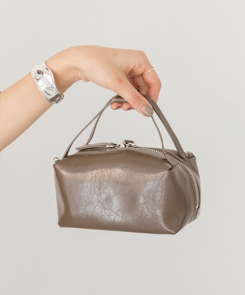 LAVEANGE（ラビアンジェ）の「カウレザーミニショルダーバッグ（ショルダーバッグ・レディース・シルバー/グレイッシュベージュ/ブラック・F）」の5枚目の写真