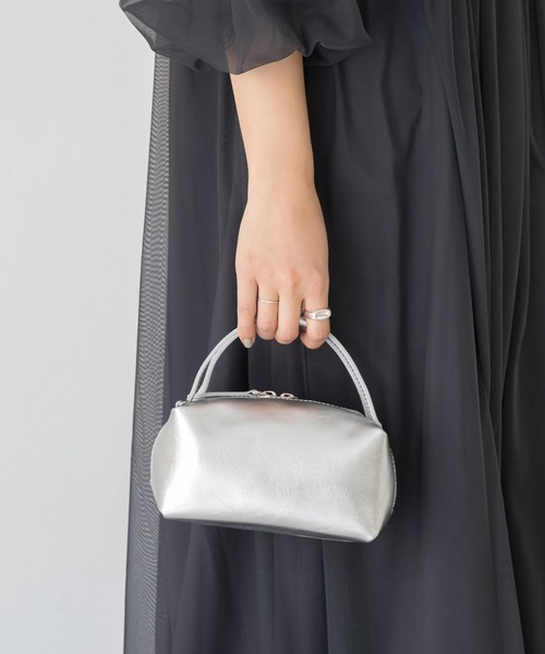 LAVEANGE（ラビアンジェ）の「カウレザーミニショルダーバッグ（ショルダーバッグ・レディース・シルバー/グレイッシュベージュ/ブラック・F）」の11枚目の写真