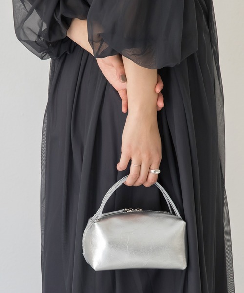 LAVEANGE（ラビアンジェ）の「カウレザーミニショルダーバッグ（ショルダーバッグ・レディース・シルバー/グレイッシュベージュ/ブラック・F）」の12枚目の写真