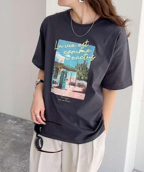 fredy emue(フレディエミュ)の「【新色登場】シルケットPHOTO Tシャツ(Tシャツ/カットソー・レディース・オフホワイト/チャコールグレー/ベビーピンク/ピンク・38)」の2枚目の写真