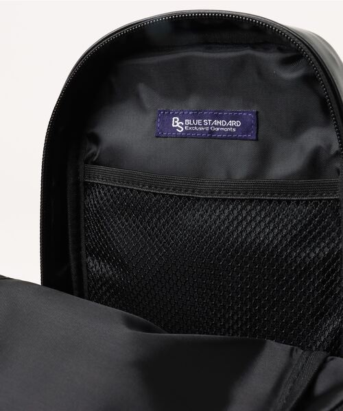 Blue Standard (ブルースタンダード)の「【BLUE STANDARD/ブルースタンダード】 フェイクレザーボディバッグ(ボディバッグ/ウエストポーチ・メンズ・ブラック/チャコールグレー・FREE)」の3枚目の写真
