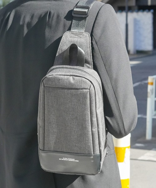 Blue Standard (ブルースタンダード)の「【BLUE STANDARD/ブルースタンダード】 フェイクレザーボディバッグ(ボディバッグ/ウエストポーチ・メンズ・ブラック/チャコールグレー・FREE)」の1枚目の写真