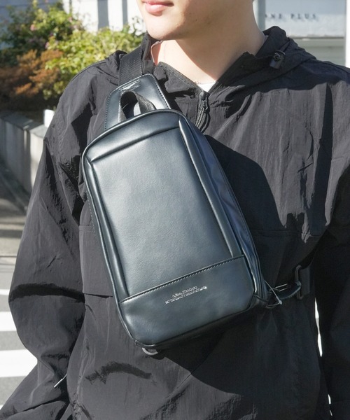 Blue Standard (ブルースタンダード)の「【BLUE STANDARD/ブルースタンダード】 フェイクレザーボディバッグ(ボディバッグ/ウエストポーチ・メンズ・ブラック/チャコールグレー・FREE)」の2枚目の写真