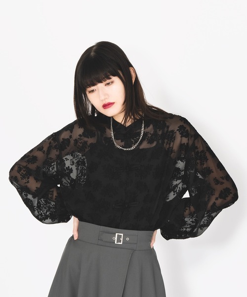 Ellno de Mavie(エルノデメヴィ)の「フラワーガラチャイナシアーシャツ(シャツ/ブラウス・レディース・ブラック/オフホワイト・FREE)」の3枚目の写真
