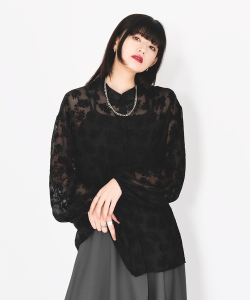 Ellno de Mavie(エルノデメヴィ)の「フラワーガラチャイナシアーシャツ(シャツ/ブラウス・レディース・ブラック/オフホワイト・FREE)」の4枚目の写真