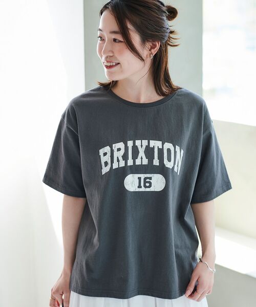 le.coeur blanc(ルクールブラン)の「BRIXTONロゴTシャツ(Tシャツ/カットソー・レディース・ベージュ/オフホワイト/ダークグレー・38)」の1枚目の写真
