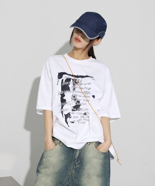 FOLLOWIN（フォロウィン）の「[UNISEX][オーバーサイズ/ストリートファッション]カジュアルストリートペインティングラウンドネックTシャツ（Tシャツ/カットソー・レディース・ホワイト/ライトグリーン/バーガンディー/ネイビー・FREE）」の2枚目の写真